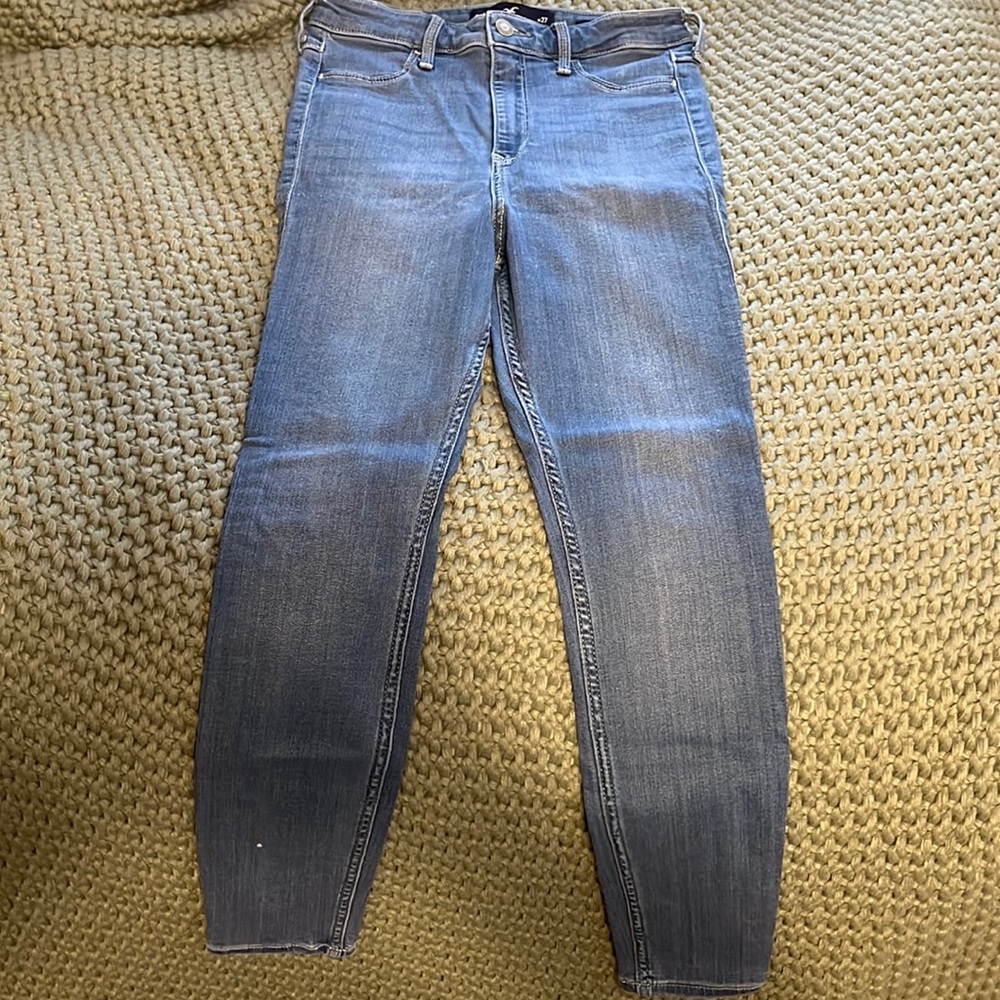 Hollister.. medium wash ultra high-rise jeggings, short.